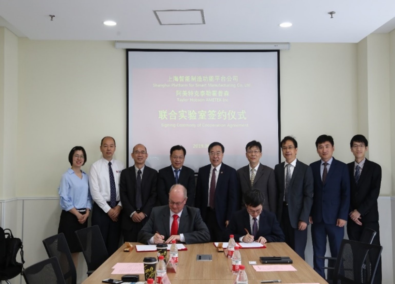 中英中心與Taylor Hobson建立聯(lián)合實(shí)驗(yàn)室簽約.jpg